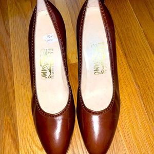 Vintage Salvatore Ferragamo Brown Pumps. Size 9 1/2 Narrow